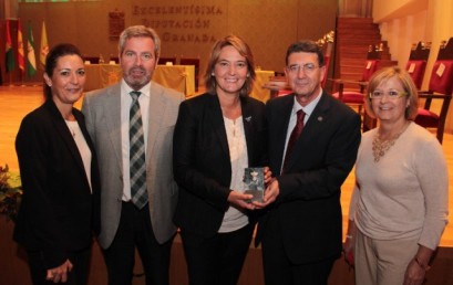 El Centro Asociado de la UNED de Motril recibe una de las “Granadas Coronadas” que otorga la Diputación de Granada